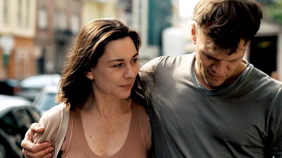 Astrid (Christiane Paul) trifft in Budapest ihre Jugendliebe Julius (Sebastian Hülk) wieder.