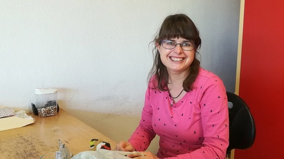 Maria Schünemann an ihrem ehemaligen Arbeitsplatz - Hallesche Behindertenwerkstätten e.V.