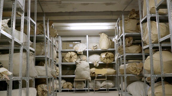 15.500 Säcke zerrissener Stasi-Dokumente wurden nach dem Mauerfall sichergestellt. In der BStU-Außenstelle Frankfurt/Oder lagern 1.550 Säcke davon.