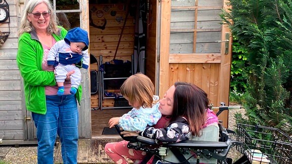 Familienbesuch: Alexandra (r.), Lina und Leon bei der Oma.