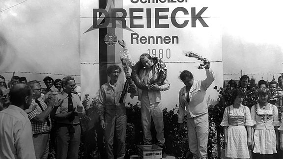 Der Rennfahrer Peter Mücke begann seine Karriere als Schrauber für einen Melkus-Piloten und führt jetzt, mit 71 Jahren, den größten privaten Rennstall Deutschlands. Mit einem jugoslawischen Fiat wurde Mücke in den 1970ern auf dem Sachsenring und in Frohburg mehrfach DDR-Meister. Mücke ist aber kein Fossil, sondern immer noch der Liebling der ostdeutschen Motorsportfans.