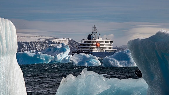 Das Expeditionsschiff Hondius im eisreichen Gewässer der Antarktischen Halbinsel