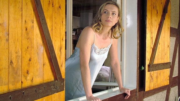 Claudia Schmitt (Susanne Michel) schaut aus dem Fenster.