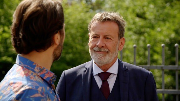 Gunter (Hermann Toelcke) will Merle als Freundin nicht verlieren und versichert Silvio (Alberto Ruano), ihm nicht länger im Weg zu stehen.