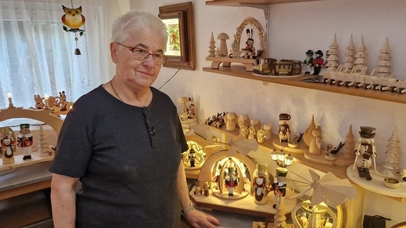 In einem kleinen Zimmer zu Hause präsentiert Jutta Plötner ihre Werke. Weihnachtliches und Osterschmuck stellt die 82jährige her.