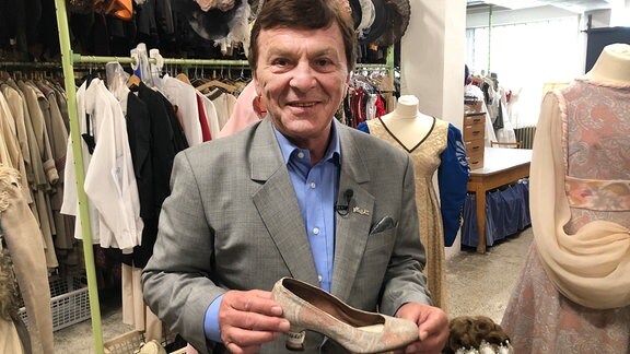 Pavel Trávníček mit original Aschenbrödel-Schuh im Filmdepot Barrando