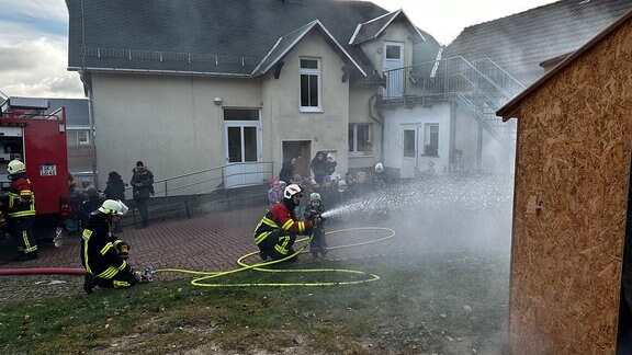Einmal im Jahr führt die Freiwillige Feuerwehr (von Herschdorf-Allersdorf-Wilmersdorf) im Herschdorfer Kindergarten ihre Technik vor und unterstützt die Erzieherinnen bei der Brandschutzbelehrung. Die Kinder dürfen dabei aktiv mithelfen.