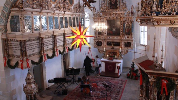 Traditionell beginnt der Weihnachtsmarkt-Nachmittag mit einem Konzert in der Patronatskirche von Prießnitz. 
