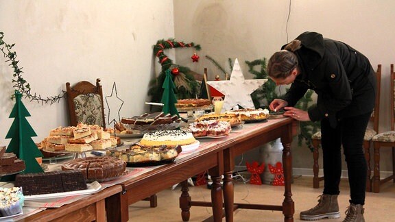 Im Schloss füllen die Frauen vom Bauernrathaus-Verein das Küchenbuffet. 23 Kuchen haben sie im Dorf dafür gebacken.