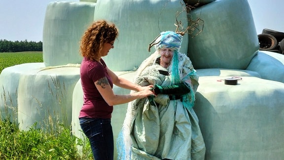 Eine Kunstaktion mitten auf einem Feld im Drömling: Angelika Flaig (rechts) wird dabei unterstützt von ihrer Nachbarin Conny Simon.