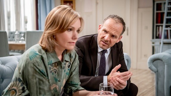 Katja (Isabell Stern, l.) lässt sich einen Moment hinreißen, mit Markus (Timo Ben Schöfer, r.) Zukunftspläne fernab vom "Fürstenhof" zu schmieden.