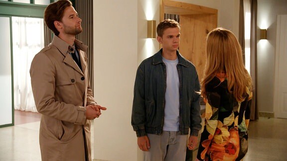 Simon (Thore Lüthje) und Carla (Maria Fuchs) machen Marvin klar: Wenn er den Ausbildungsplatz im Carlas will, muss er sich entschuldigen.