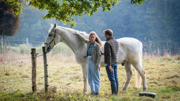 Ana (Soluna-Delta Kokol, l. mit Martin Walde, r.) zweifelt, ob sie bereit ist, wieder auf ein Pferd zu steigen.