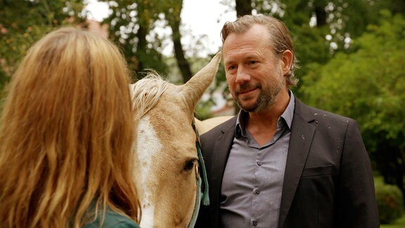 Michael (Hanno Friedrich) erbt von seinem Vater ein Reitpferd und zeigt es gerührt Carla (Maria Fuchs).