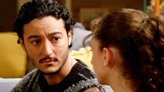 Elyas (Mehmet Daloğlu) möchte, dass Leyla (Alinda Yamaci) die Trennung ihrer Eltern akzeptiert.