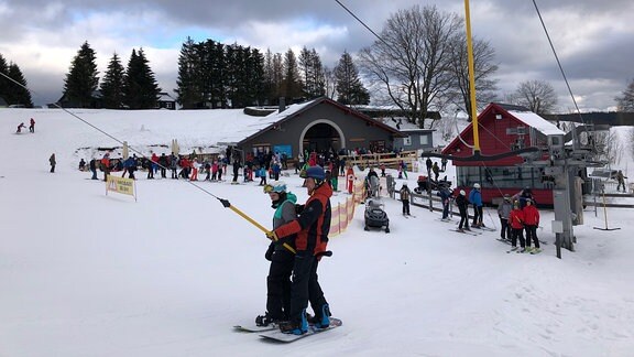 Vor allem am Wochenende ist auf dem Skihang in Schmiedefeld Wintervergnügen angesagt. 