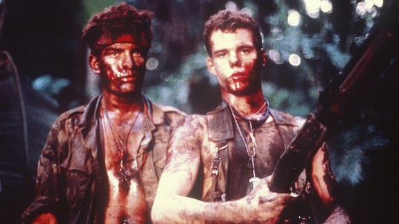 Die Soldaten Chris (Charlie Sheen, li.) und Bunny (Kevin Dillon, re.) lernen im Krieg das blutige Handwerk des Tötens.