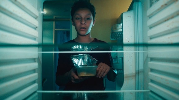 Joe (Daniel Frogson) findet kaum noch Essen im Kühlschrank.