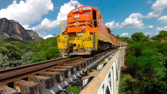 Transport auf der Lebensader Boliviens. Täglich rollen drei bis vier Güterzüge zwischen Santa Cruz und Quijarro hin und her, um das Land zu versorgen.