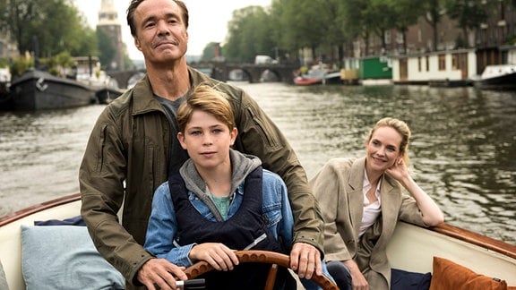 Alex Pollack (Hannes Jaenicke) auf Bootsfahrt mit seiner Nachbarin Annika (Bracha van Doesburgh) und ihrem Sohn Sam (Robin Welten).