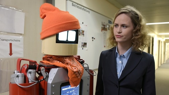 Dr. Hanna Keller (Inez Bjørg David) und ihr Müllroboter-Prototyp "Dörte".