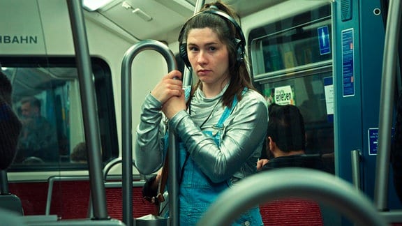 Melissa (Tamara Theisen) steht verloren in der U-Bahn.
