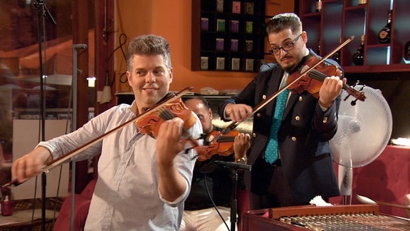 Die Geiger Barnabás Kelemen und Lajos Sárközi Jr. stammen aus ungarischen Musikerfamilien. Der eine ist mit der europäischen Klassik aufgewachsen, der andere in der Tradition der ungarischen Zigeunerkapellen. 
