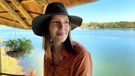 Hannah Emde bei Dreharbeiten am Okawango Fluß. Namibia biete eine atemberaubende Natur und große Artenvielfalt.
