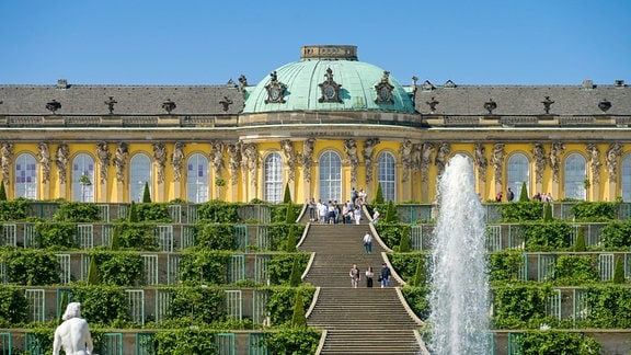 Deutschlands Welterbe sind vielseitig und touristische Anziehungspunkte für viele Regionen. Der Film zeigt Besonder- und Eigenheiten ausgewählter Welterbe, quer durch die Republik. - Schloss Sanssouci in Potsdam.