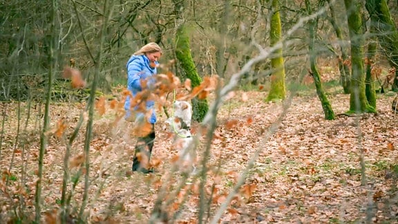Jördis (Diana Staehly) sucht im Wald nach dem entlaufenen Hund Betty.