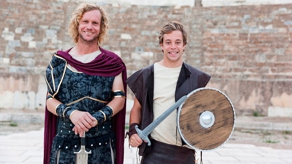 Checker Tobi (rechts) mit Archäologe Heli als Gladiatoren in Ephesos in der Türkei.