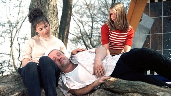 Eveline Engel (Ursula Karusseit, l.), Detlef Engel (Dieter Franke) und Tochter Nina Engel (Sybille Winkler, r.).