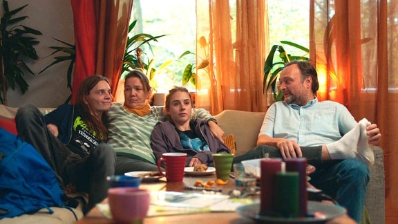 Ihre Familie fängt Alice auf (Jonatan Bökman, Anna Blomberg, Carla Sehn, Peter Eriksson, vlnr.).
