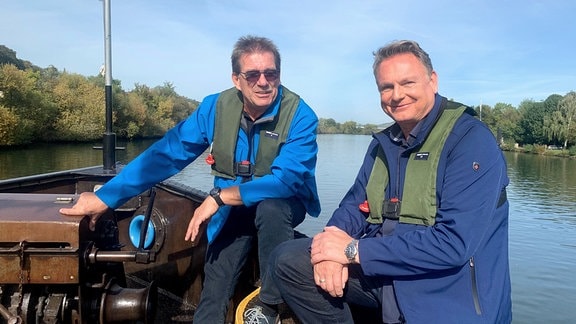 Axel Bulthaupt und Kapitän Klaus Philipp auf seiner Bunkerstation auf dem Main