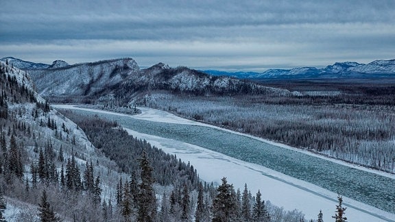 Der Yukon mit Eisschollen am Eagle Rock in der Nähe von Carmacks