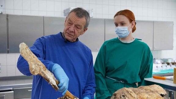 Professor Klaus Püschel demonstriert anhand einer Fettwachsleiche den Zustand von Rudolf Rupps Leiche nach der Bergung aus der Donau