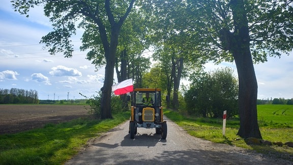 Mit dem Traktor fährt Artur Kącik zu Protesten an der A2.