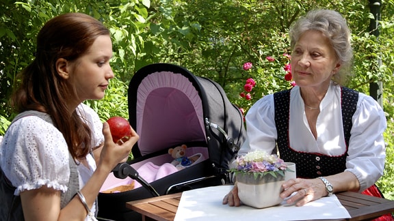 Eva (Uta Kargel, l.) nimmt Robert vor Hildegard (Antje Hagen, r.) in Schutz.