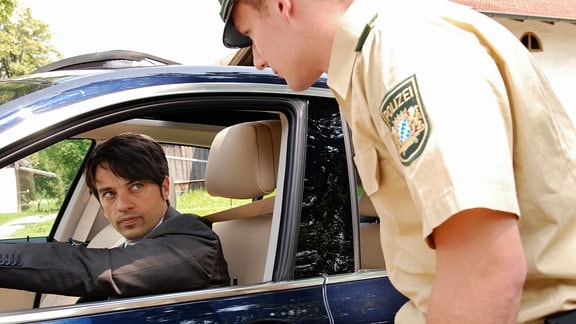 Robert (Lorenzo Patané) gerät angetrunken in eine Polizeikontrolle.