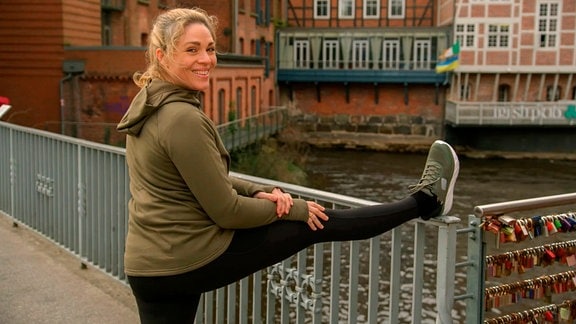 Britta (Jelena Mitschke) kommt beim Lauftraining an ihre Grenzen, doch die richtigen Schuhe bringen sie wieder nach vorn.