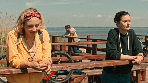 Maja Malecka (Agnieszka Grochowska – rechts) und Nina (Jasmina Polak) unterhalten sich über den Urlaubsort Bornholm.