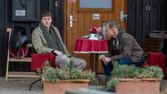 Der enttäuscht Philipp (Robin Schick, l.) kommt durch Roland (Steffen Wink, r.) auf eine Idee.