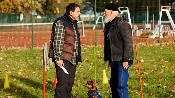 Hanno Hinrichs (Carlo Lobo, l.) bedroht Reinhard Bielefelder (Bill Mockridge, r.) beim Hundetraining.