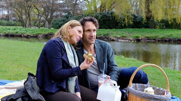 Regina (Christine Wilhelmi, l.) ist bezaubert, als Clemens (Falk-Willy Wild, r.) den Kurpark für sie in den Centralpark verwandelt.