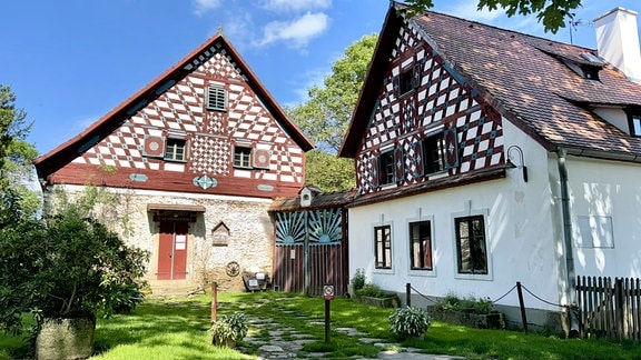 Die berühmte Egerländer Fachwerkkunst - hier ein Hof in Doubrava