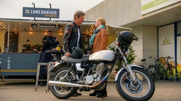 Jördis (Diana Staehly) und Klaas (Sebastian Deyle) planen gemeinsam eine Motorradtour durch Botswana.