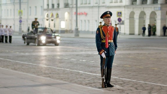 In den vorbeifahrenden Bussen und Straßenbahnen schauen die Leute ungläubig aus den Fenstern. Der Gegenschuss zeigt eine Protestmenge. Zwei Dutzend Menschen vielleicht, ein paar mit Schildern, einer schreit: „Putin in den Knast!“ Es ist ein symbolisches Bild vom dürftigen Zustand der russischen Opposition – im Jahr 2017, der Angriffskrieg gegen die Ukraine liegt noch in der Zukunft. Über einen Zeitraum von mehreren Jahren porträtiert „The Last Relic“ Personen aus unterschiedlichen oppositionellen Gruppen: ein Student vom marxistisch-leninistischen „Linken Block“ ist dabei, ein Lehrer mit Sympathien für Nawalny, ein Baggerfahrer fordert die Umverteilung der Ressourcen. Es fehlt diesen Aktivist*innen an Unterstützung, an Mut jedoch nicht. Einer kommt aus der Haft und hat einen Hungerstreik überlebt. Die anderen müssen jeden Moment selbst mit einer Anklage rechnen.