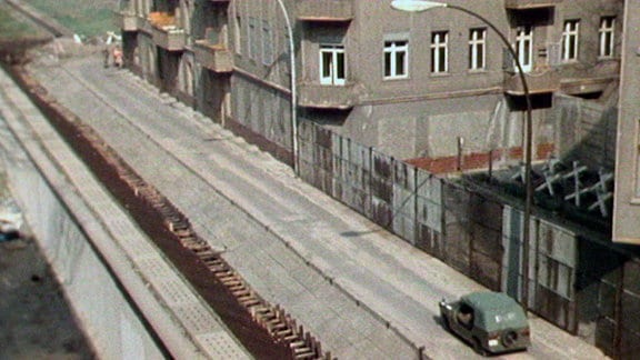 Mauerverlauf zwischen den Stadtbezirken Treptow (Ost-Berlin, re.) und Neukölln (West-Berlin)