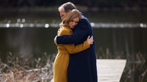 Katja (Isabell Stern, l.) findet in ihrer Sorge um Maxi Halt bei Markus (Timo Ben Schöfer, r.).