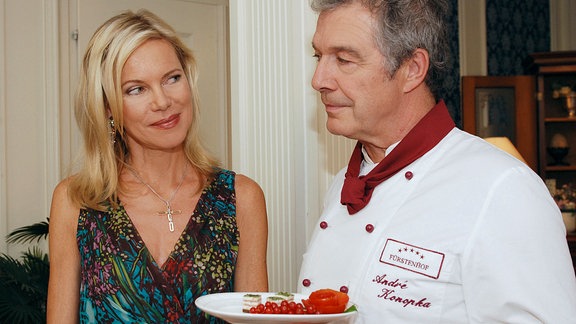 Nina Ruge (l.) heitert André (Joachim Lätsch, r.) mit einem Küsschen auf.